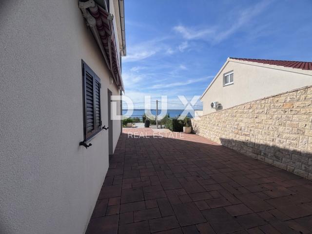 ZADAR, RTINA - A spacious house with an impressive sea view