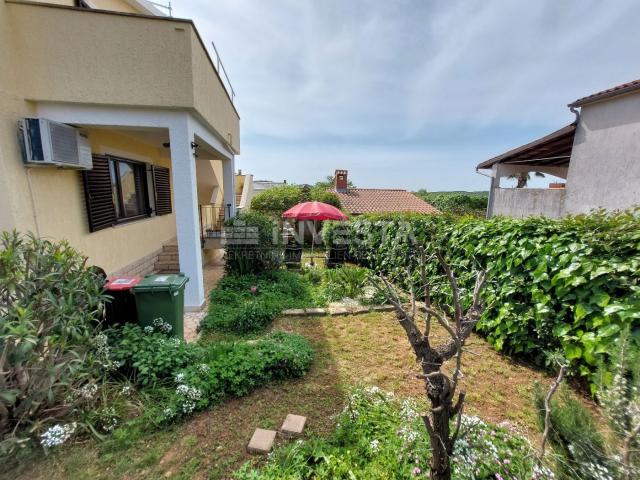 Poreč area, family house with 2 apartments and a nice garden, 244 m2