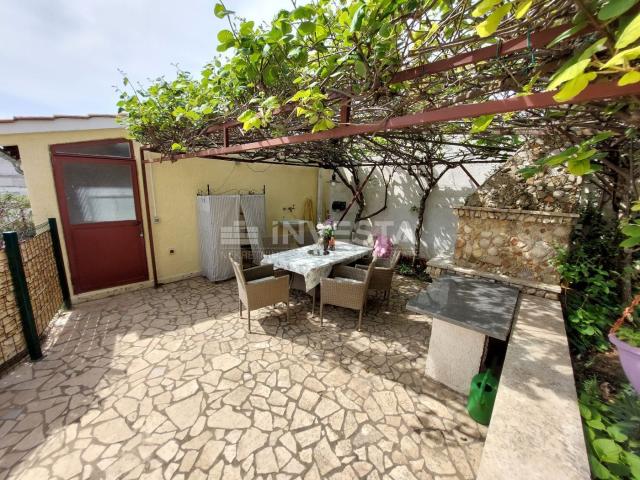 Poreč area, family house with 2 apartments and a nice garden, 244 m2