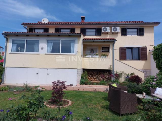 Poreč area, family house with 2 apartments and a nice garden, 244 m2