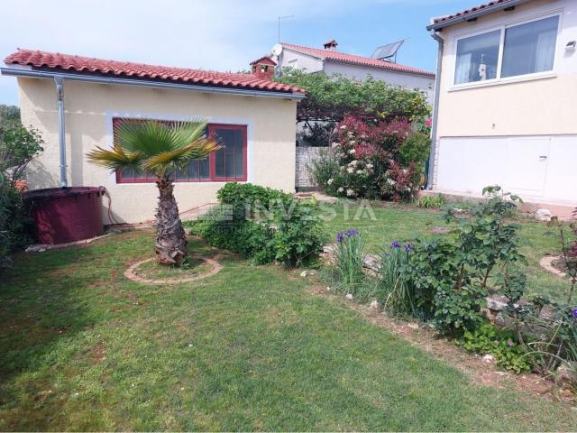 Poreč area, family house with 2 apartments and a nice garden, 244 m2