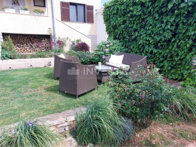 Poreč area, family house with 2 apartments and a nice garden, 244 m2