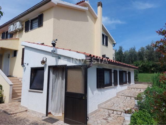 Poreč area, family house with 2 apartments and a nice garden, 244 m2