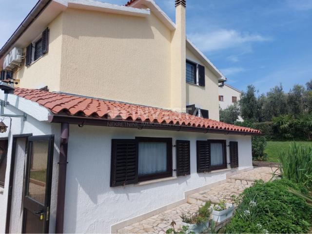 Poreč area, family house with 2 apartments and a nice garden, 244 m2