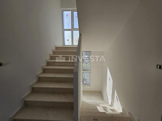 Pula, apartment new building, 1st floor, 95 m2, 2 bedrooms + 2 bathrooms + WC + garden + parking