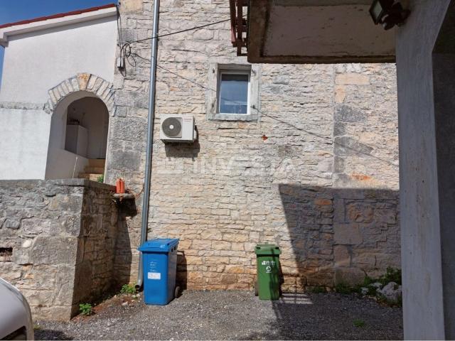 Surroundings of Poreč, renovated autochthonous Istrian house in a quiet location