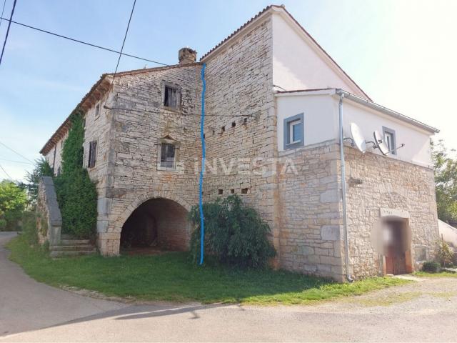 Surroundings of Poreč, renovated autochthonous Istrian house in a quiet location