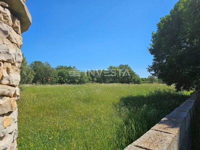 A large fenced building plot in the vicinity of Vodnjan