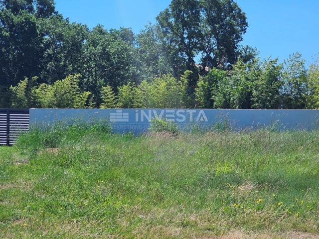 A large fenced building plot in the vicinity of Vodnjan