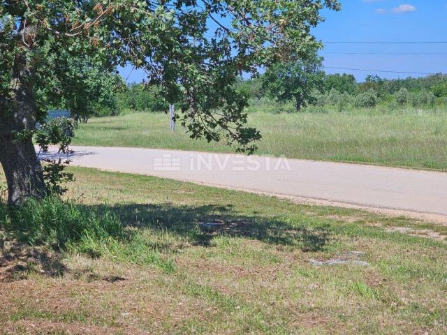 A large fenced building plot in the vicinity of Vodnjan