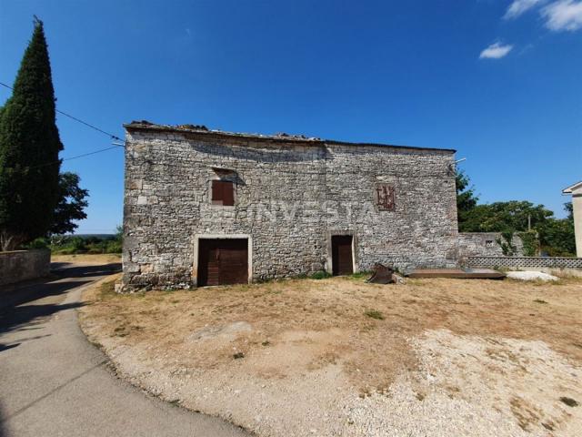 Svetvinčenat - stone Istrian house with a fenced yard