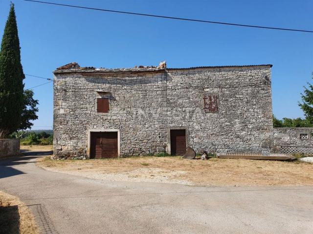 Svetvinčenat - stone Istrian house with a fenced yard