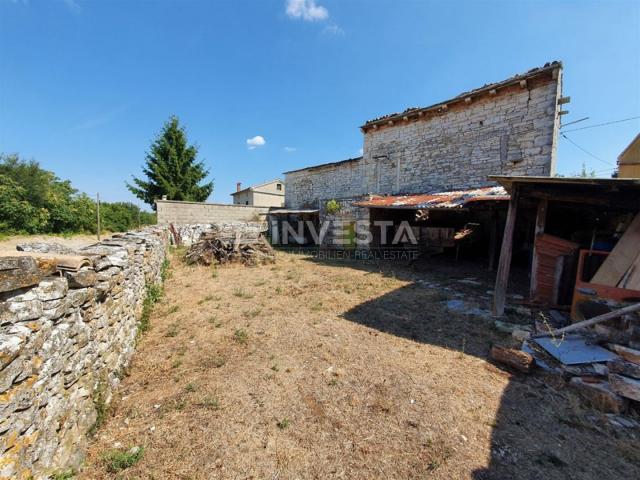 Svetvinčenat - stone Istrian house with a fenced yard