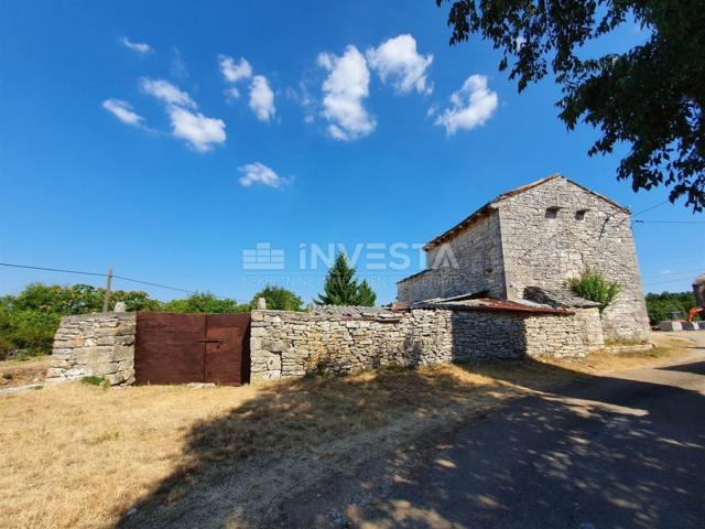 Svetvinčenat - stone Istrian house with a fenced yard