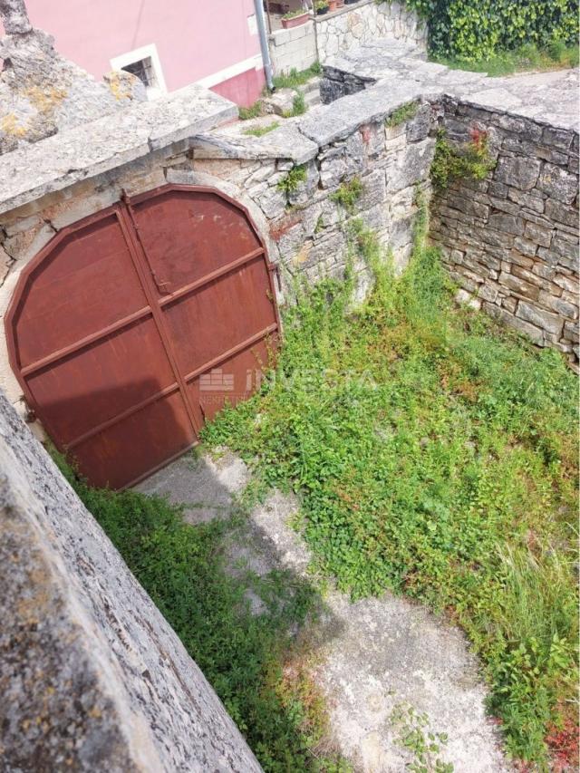 Tinjan, two autochthonous Istrian houses in the old town core