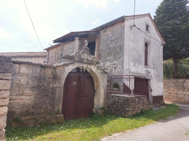 Tinjan, two autochthonous Istrian houses in the old town core