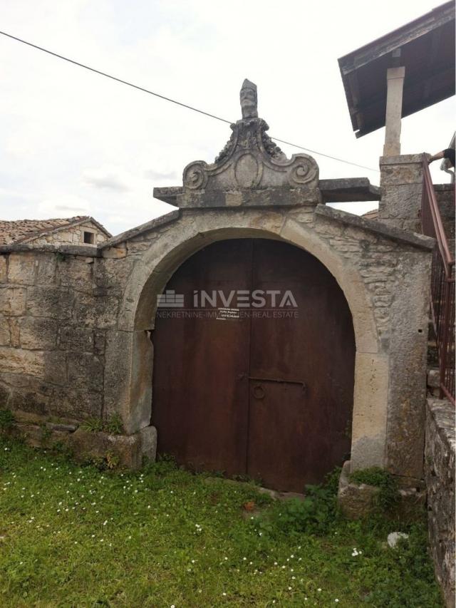 Tinjan, two autochthonous Istrian houses in the old town core