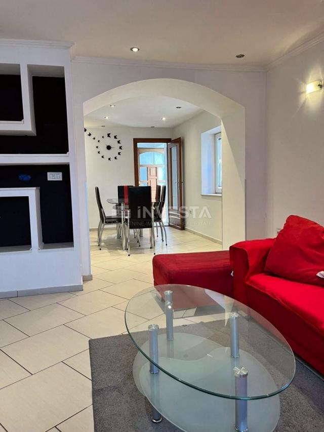 Surroundings of Poreč, renovated semi-detached house with 2 residential units, OPPORTUNITY!