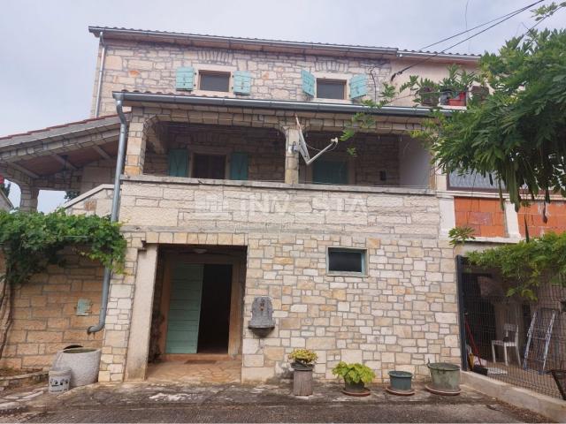 Surroundings of Poreč, autochthonous stone house with a spacious garden