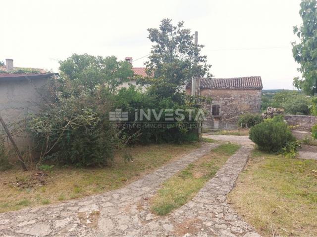 Surroundings of Poreč, autochthonous stone house with a spacious garden