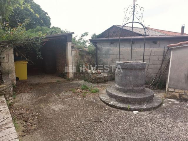 Surroundings of Poreč, autochthonous stone house with a spacious garden