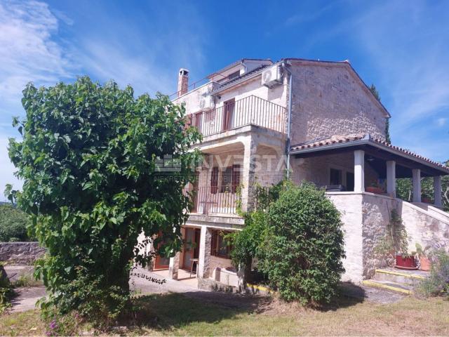 Umgebung von Poreč, autochthones istrisches Ferienhaus, großer Garten