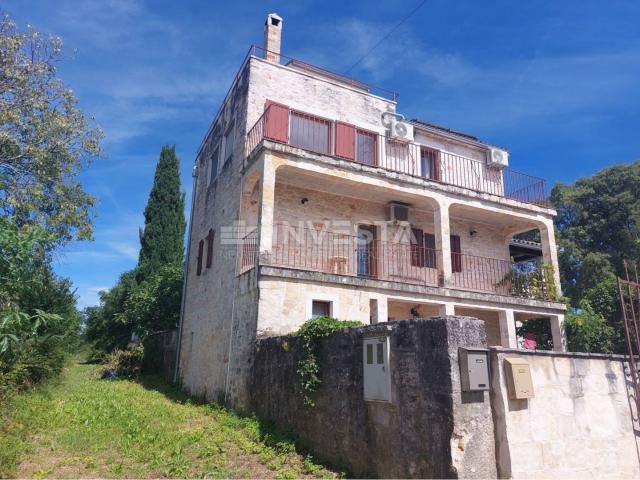 Umgebung von Poreč, autochthones istrisches Ferienhaus, großer Garten