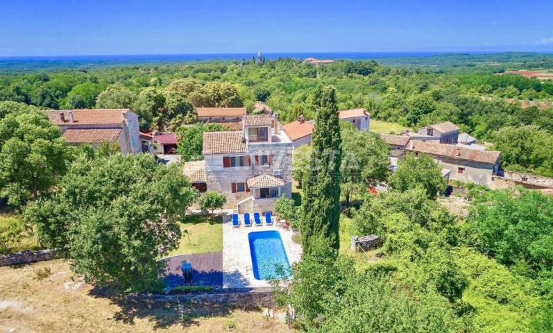 Umgebung von Poreč, autochthones istrisches Ferienhaus, großer Garten