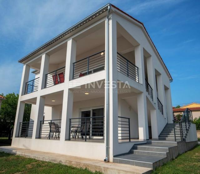 Ližnjan, neu gebaute, qualitativ hochwertige Familienhaus mit zwei Wohnungen.