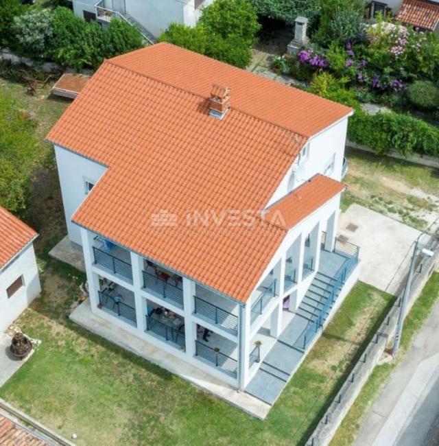 Ližnjan, neu gebaute, qualitativ hochwertige Familienhaus mit zwei Wohnungen.