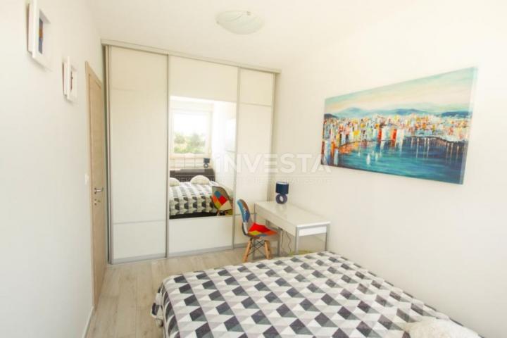 Pula, Veruda - Apartment in a busy location, 900m from the sea, 61m²