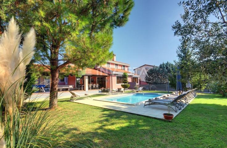 Pula, Luxusfamilienhaus 347 m² mit Pool