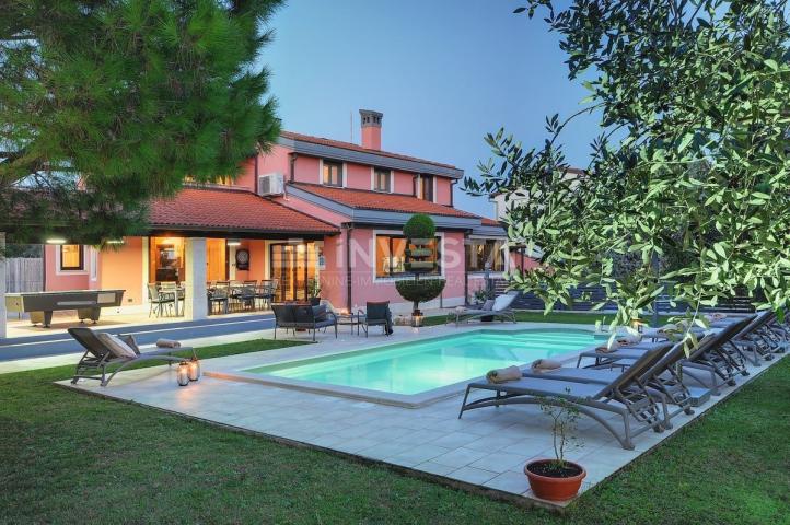 Pula, Luxusfamilienhaus 347 m² mit Pool