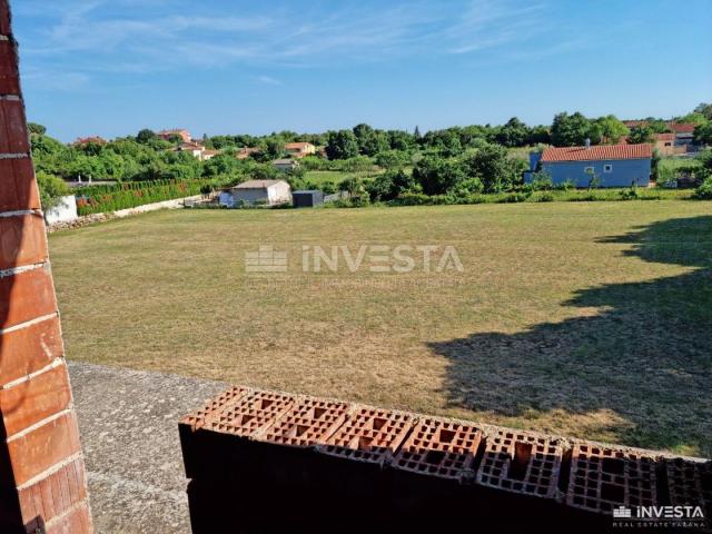 Šišan, house under construction with garden