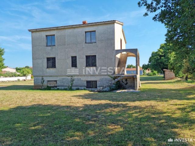 Šišan, house under construction with garden