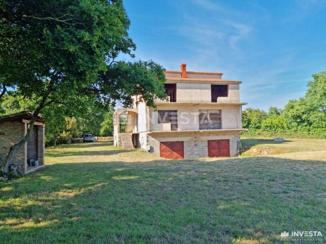 Šišan, house under construction with garden