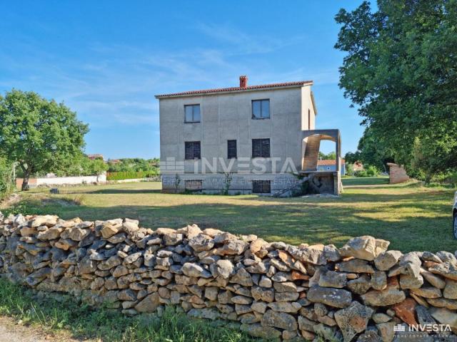 Šišan, house under construction with garden