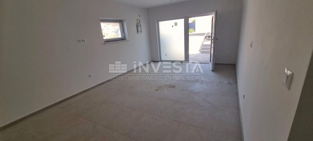 Fazana, apartment in a building 74.80 m2, 2 bedrooms + living room, 450m from the sea