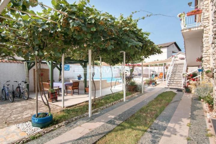 Fažana, Valbandon, Einfamilienhaus mit 4 Wohneinheiten und Swimmingpool