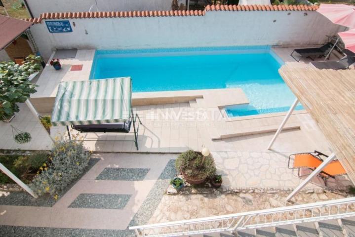 Fažana, Valbandon, Einfamilienhaus mit 4 Wohneinheiten und Swimmingpool