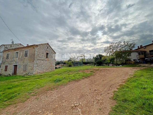 Poreč okolica, Kamena istarska kuća sa 1000 m2 građevinskog zemljišta