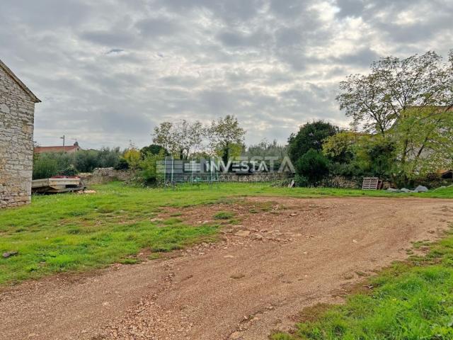 Poreč, istrisches Steinhaus mit 1000 m2 Bauland