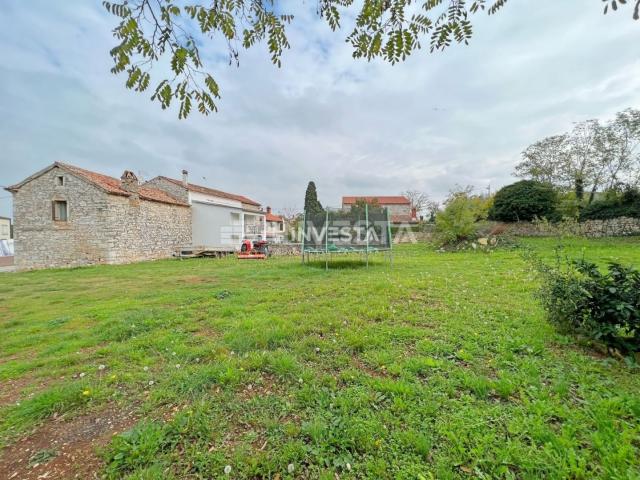 Poreč, istrisches Steinhaus mit 1000 m2 Bauland