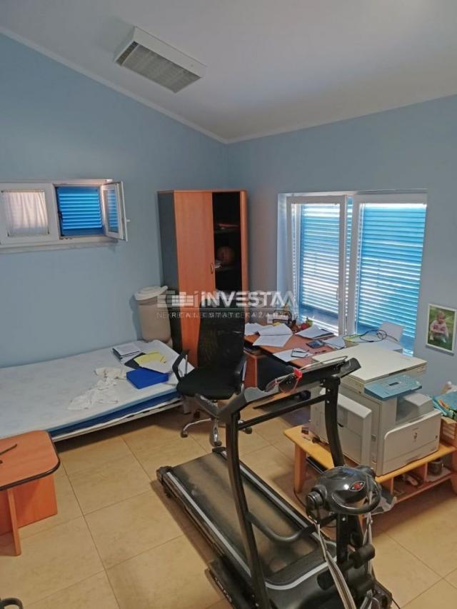 Pula, Veli vrh, spacious family house, close to the city center and the sea