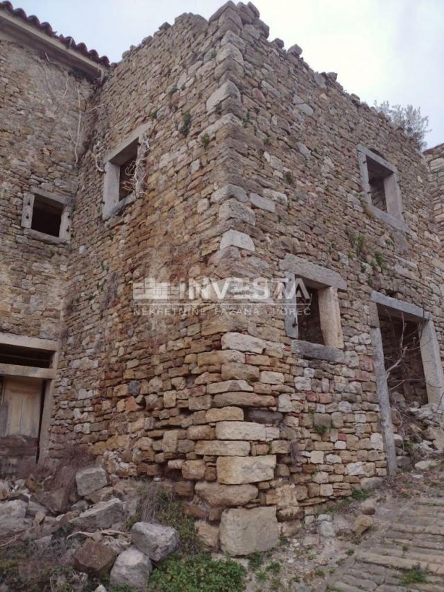 Motovun, Kamena kuća u starogradskoj jezgri s građevinskom dozvolom