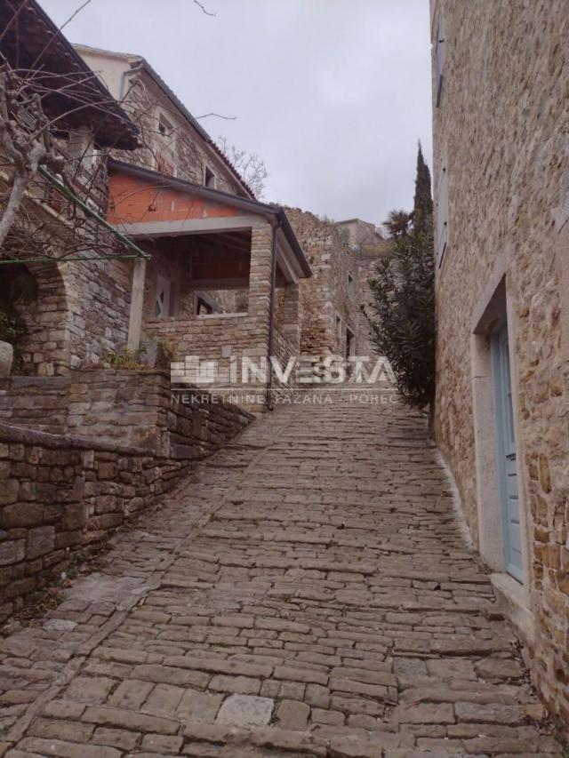 Motovun, Kamena kuća u starogradskoj jezgri s građevinskom dozvolom