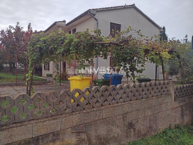 Bereich Poreč, Einfamilienhaus mit 3 Wohneinheiten, 330 m2