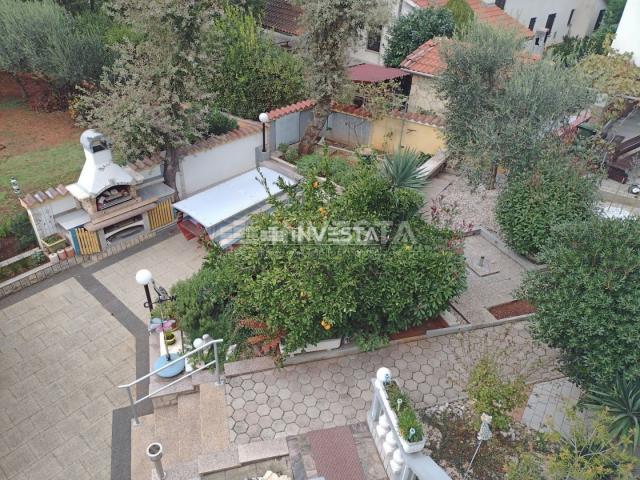 Poreč area, Detached family house with 4 residential units