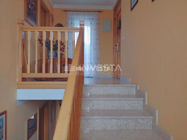 Poreč area, Detached family house with 4 residential units