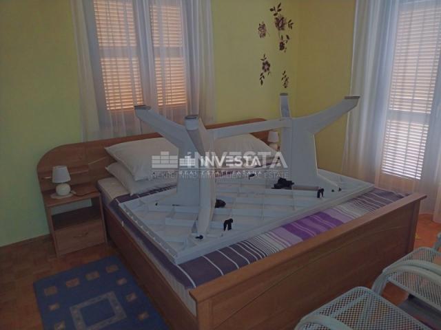 Poreč area, Detached family house with 4 residential units